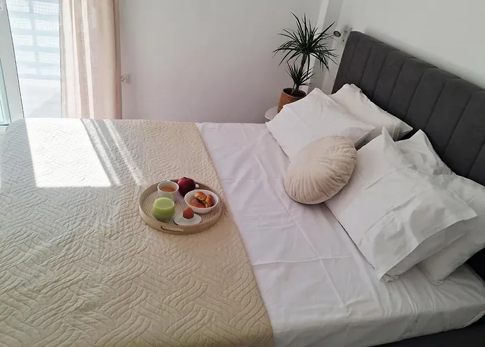 Rodini Ylia - Maisonette With Yard Appartement *