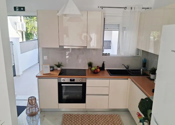 Rodini Ylia - Maisonette With Yard *